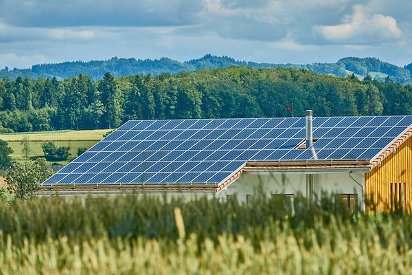 Panneau solaire photovoltaïque : avantages et innovations pour votre maison